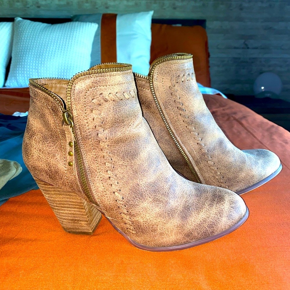 Size 10 Daisy Fuentes Booties